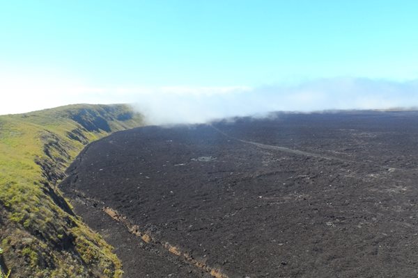 Големият кратер на вулкана Сиера Негра откри впечатляващите си размери, след като сутрешната мъгла се оттегли.