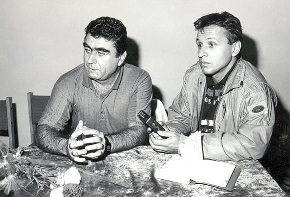 Писателят Марин Георгиев (вляво) на премиера на “Третият разстрел” в Хасково