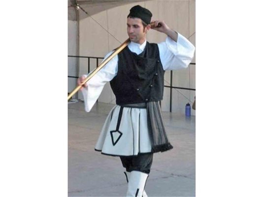 Гръцки каракачанин в костюм, характерен за Епир. 
СНИМКА: АРХИВ