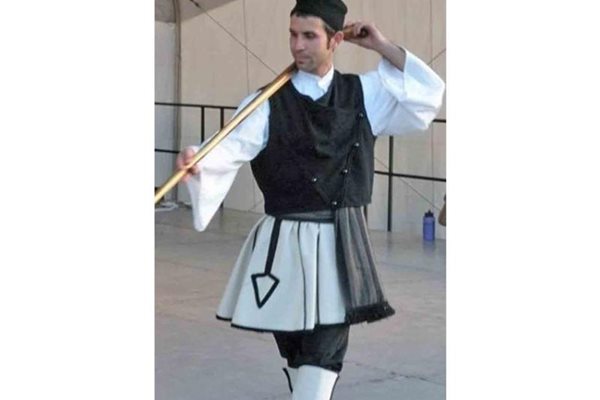Гръцки каракачанин в костюм, характерен за Епир. 
СНИМКА: АРХИВ