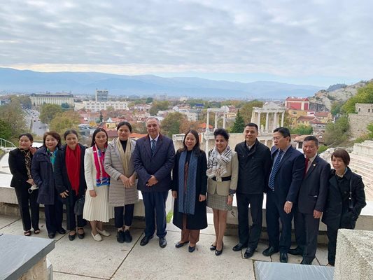 Виетнамската делегация разгледа забележителностите на Пловдив, водени от зам.-кмета Анести Тимчев (в средата).