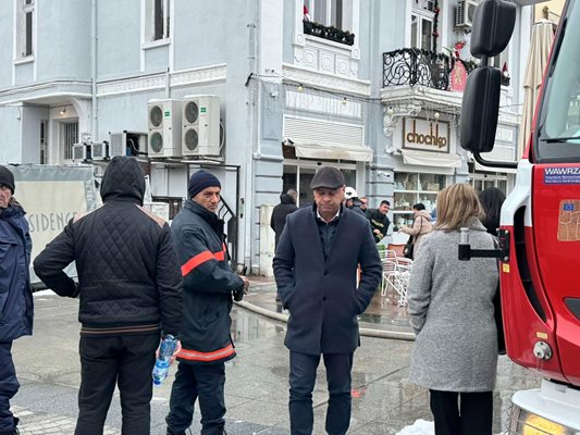 Кметът на Пловдив Костадин Димитров пристигна на мястото на пожара. Снимки: Никола Михайлов