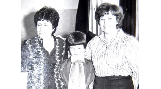 ПЪРВИ КЛАС: От първия учебен ден Христина  е гордост за първата си учителка Веселка Николова (вляво) и мама Спаска (вдясно).