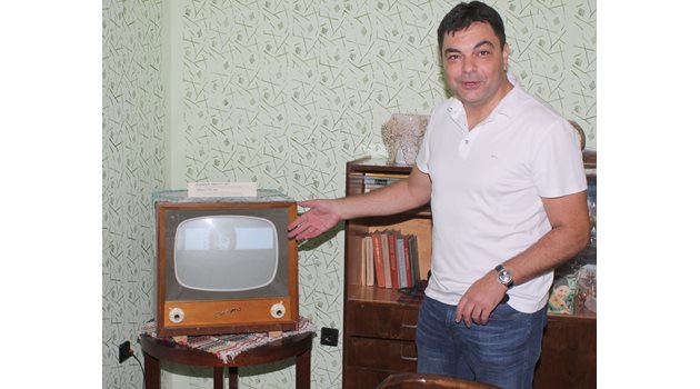 Кметът на Димитровград Иво Димов до култовия телевизор “Опера 3”,който успя да хване сигнал.