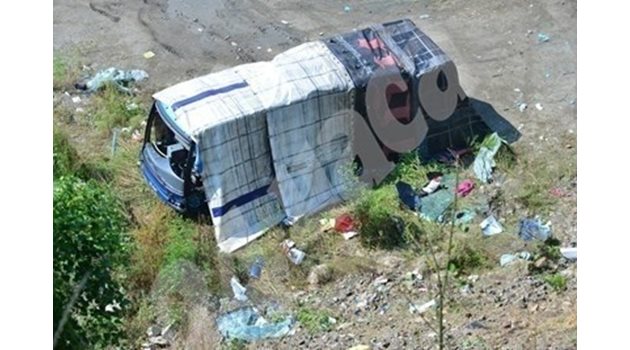 Катастрофиралият автобус край Своге СНИМКА: Йордан Симеонов