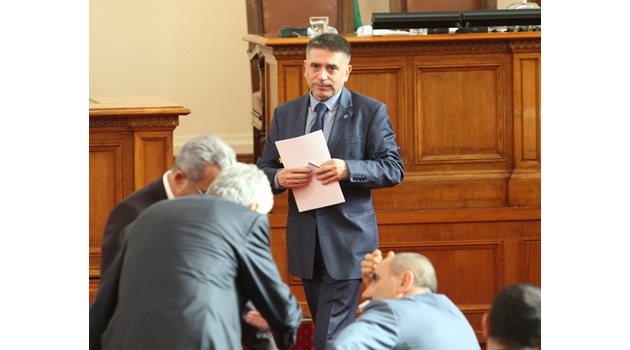 Данаил Кирилов от ГЕРБ предложи санкциите за депутатите, които са в залата, но бойкотират кворума на парламента.