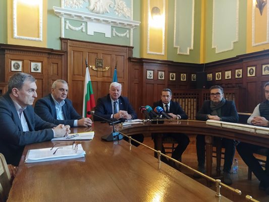 Кметът на Пловдив Здравко Димитров вече проведе първи разговори със собствениците на парка до Гребната база.