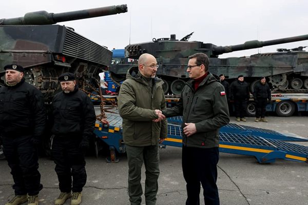 Премиерите на Украйна и Полша Денис Шмигал и Матеуш Моравецки  посрещнаха танковете. СНИМКИ: Фейсбук Денис Шмигал