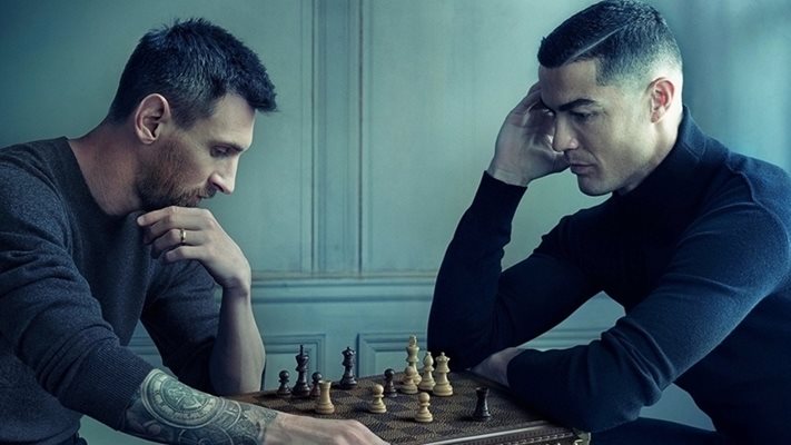 Лео Меси и Роналдо в прочута рекламна фотография, на която играят шах. Двамата големи може да се срещнат отново на футболния терен в Саудитска Арабия