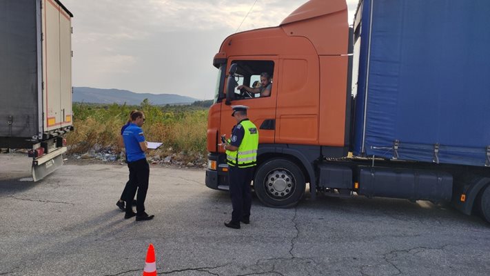 Спецакция на полицията се провежда на АМ “Тракия“ в Пазарджишко
Снимка: Диана Милчева