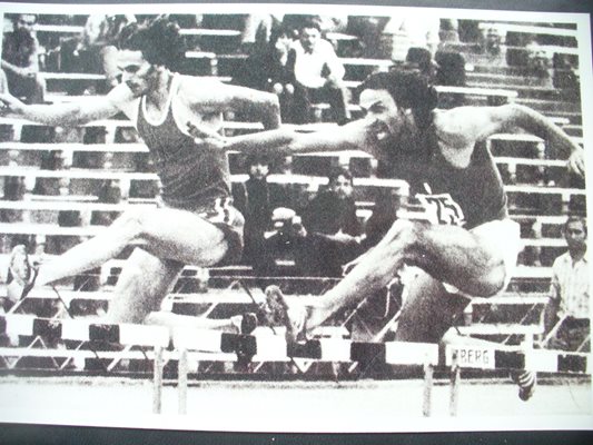 Янко Братанов /вляво/ атакува препятствията на 400 метра по време на републиканско първенство по лека атлетика през 70-те години на миналия век.