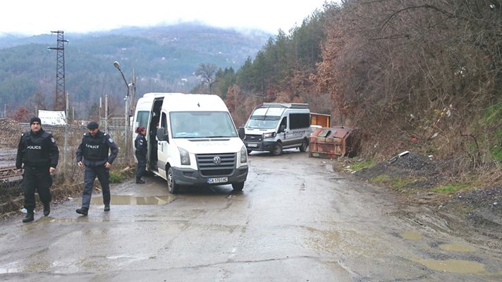 Полицейски проверки на входа на село Луково СНИМКИ: Пиер Петров