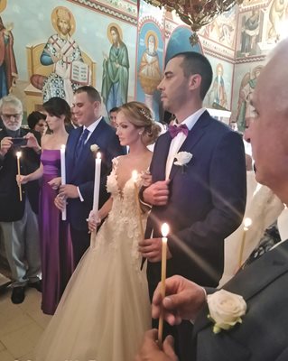 Младоженците със своите кумове по време на венчавката
