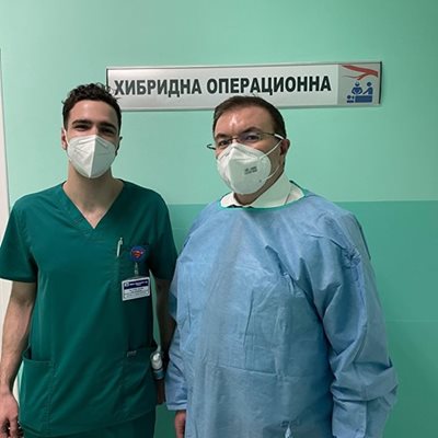 Здравният министър проф. Костадин Ангелов с един от бъдещите лекари