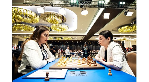 Нургюл Салимова по време на втората партия класически шахмат от финала за световната купа срещу рускинята Александра Горячкина. СНИМКА: ФИДЕ