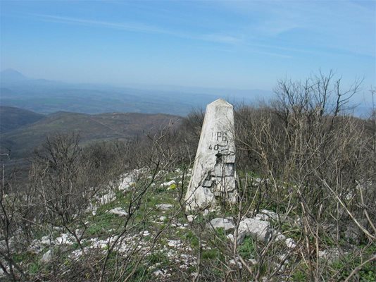 Пирамидата на българо-сръбската граница над с. Киреево, в близост до която са били намерени 3 от телата на измръзналите чужденци.  СНИМКА: АВТОРЪТ