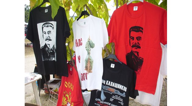 Фланелки с лика на Сталин и други руски символи се предлагаха в изобилие на събора.
