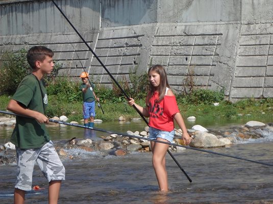 Малките рибари атакуват река Места