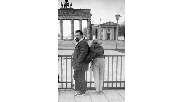 Като юноша се бях снимал пред Берлинската стена, сега – пак, 1989г.