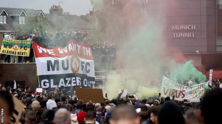 Феновете на "Манчестър Юнайтед" протестираха в неделя