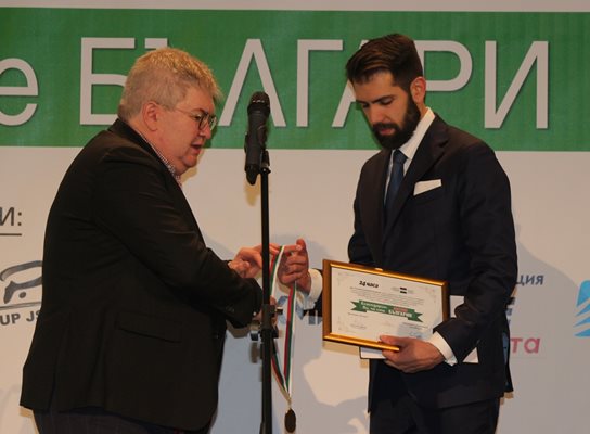 Главният редактор на в. “24 часа” Борислав Зюмбюлев награди архитект Пламен Пламенов Мирянов.