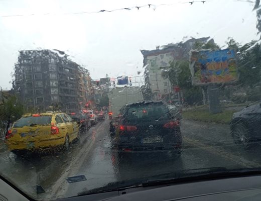 Проливните дъждове в Пловдив продължават и днес.