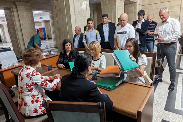 "Изправи се България" внесе 4500 подписа за регистрация с изборите, с 2000 повече от необходимото.
СНИМКИ: "Изправи се България"