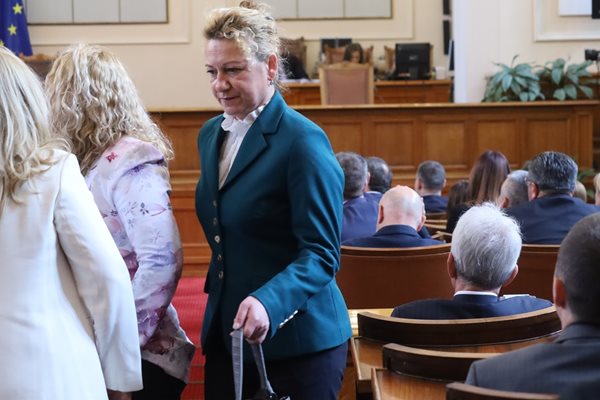 Варненската депутатка Стела Николова в първия си ден като народен представител
