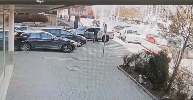 Кадър от охранителна камера, на която се вижда как Ивайло Чобанов се разправя с шофьора.