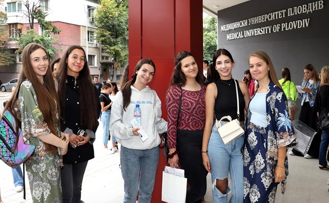 Кандидат-студенти се явиха на изпита в МУ-Пловдив за бакалаври, каквито са професиите медсестра, акушерка, лекарски асистент.
