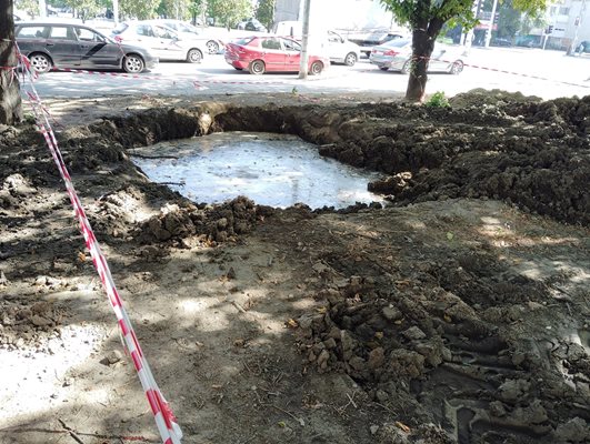 Пак ли трябва да се молим да ни оправят настилката, питат живеещи на ул. "Победа".