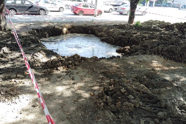 Пак ли трябва да се молим да ни оправят настилката, питат живеещи на ул. "Победа".