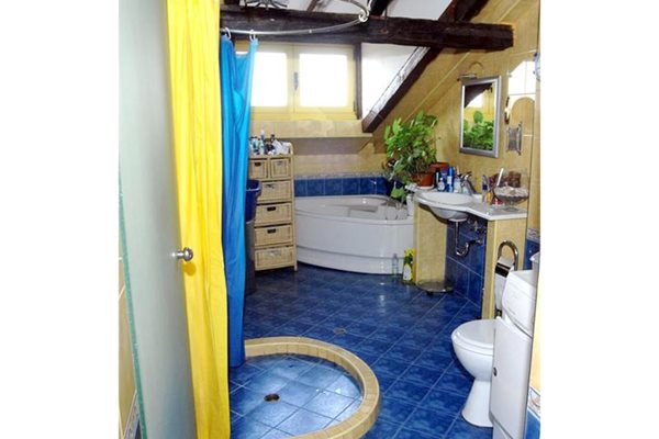 В банята преобладават цветовете жълто и синьо.
