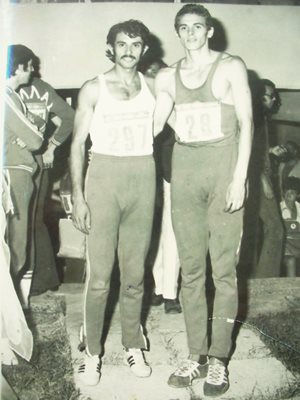 Янко Братанов /вдясно/ с противник от Гърция в Атина.