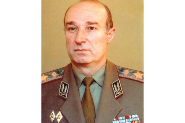 Армейски генерал Йордан Мутафчиев с маршалски звезди на пагона.Такива звезди носеше и Добри Джуров, също армейски генерал. Това звание е най-високото в най-новата ни история. В днешната вече е отменено. 
