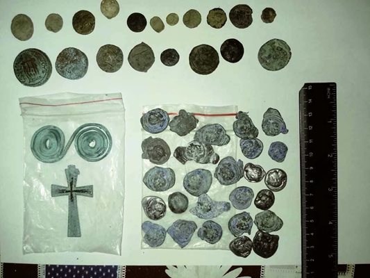 Откритите културно-исторически предмети при полицейската операция в Пазарджик и региона. СНИМКА: МВР
