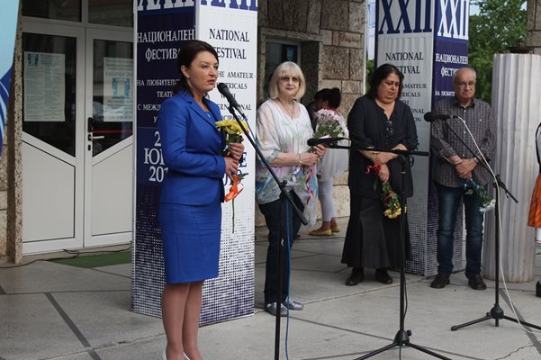 Кметът на Каварна Нина Ставрева поздравява участниците СНИМКА: Дияна Райнова