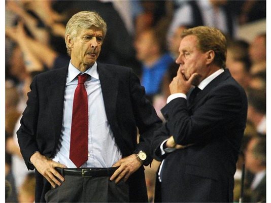 Мениджърът на “Арсенал” Арсен Венгер гледа отчаяно колегата си Хари Реднап от “Тотнъм” по време на самоубийственото равенство 3:3.
СНИМКА: РОЙТЕРС