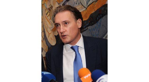 Кирил Домусчиев е председател на УС на Конфедерацията на работодателите и индустриалците в България ( КРИБ ) от 2014 г. 
