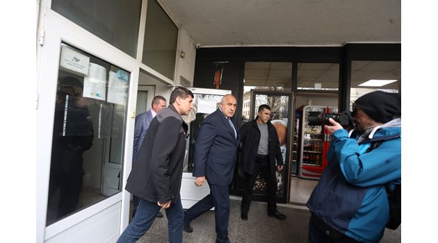 Бойко Борисов излиза от прокуратурата. Снимки НИКОЛАЙ ЛИТОВ