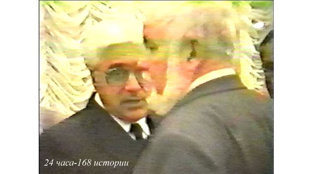 Луканов провежда разговор с приятеля си Валентин Терехов на приема в руското посолство на 7 ноември 1989 г.