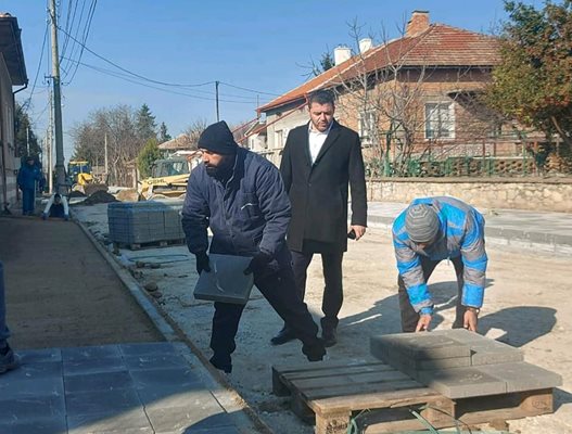 Кметът на "Родопи" Павел Михайлов инспектира работата по ул. "Васил Левски" в Крумово.