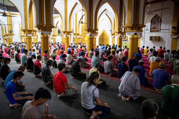 Мюсюлмани отбелязват началото на свещения месец рамазан