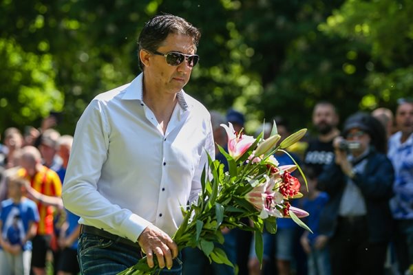 Даниел Боримиров поднася цветя на паметника на могилката в 22-а гимназия в София по повод 109-ата гошнина от учредяването на "Левски". СНИМКА: LAP.BG