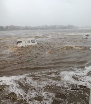 Каравана от потопения къмпинг Арапя плува в морето. Снимка: фейсбук