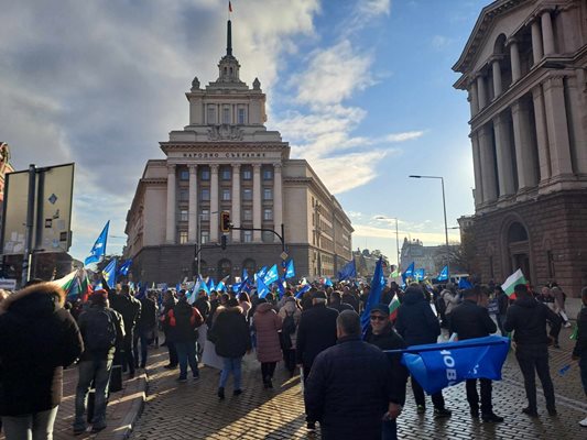 Няколко хиляди привърженици на "ДПС - Ново начало" се събраха на протест пред парламента.