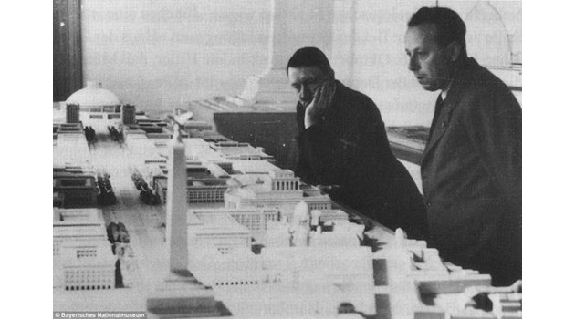 РАЗМИСЪЛ: Хитлер с архитект Херман Гайслер разглежда макета на Мюнхен.