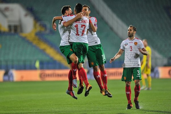 Манолев, Миланов и Чочев ликуват при втория гол на България пред погледа на Занев. СНИМКА: LAP.BG