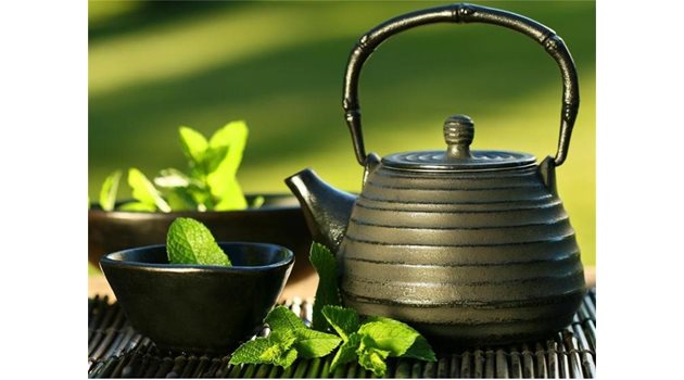 МАЙСТОРЛЪК: Технологията на обработка на зеления чай позволява да се съхранят максимално полезни вещества.