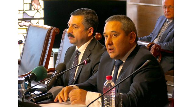Подуправителят на БНБ Калин Христов (вдясно) и главният касиер на централната банка Стефан Цветков представят новата столевка.